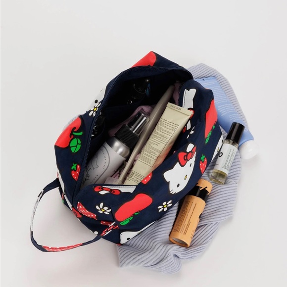 BAGGU x Hello Kitty Apple 🍎 Dopp Kit - Picture 10 of 11